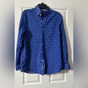 Crown & Ivy men’s long sleeve shirt is a size Medium.